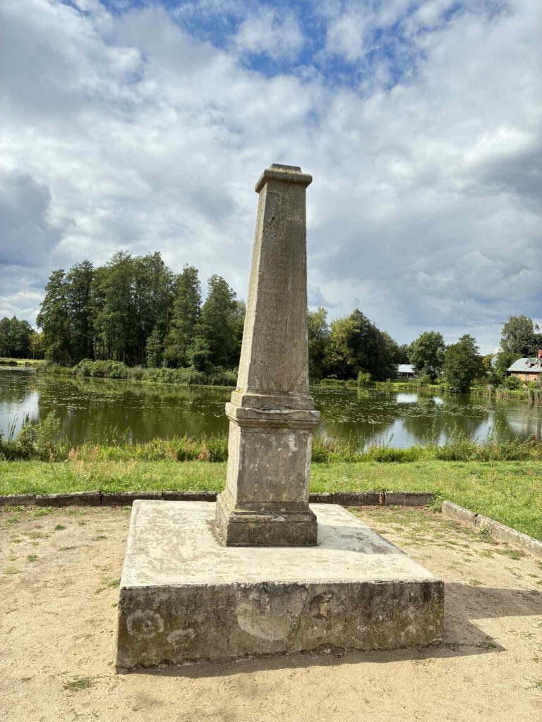 obelisk z 1752 rok, Białowieża